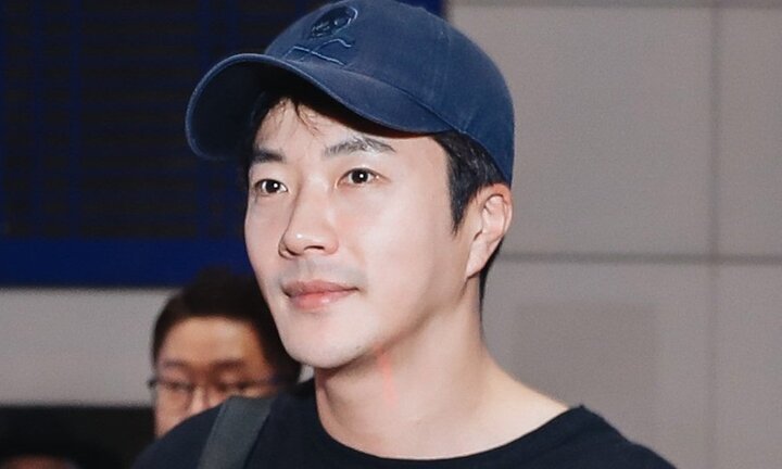 Kwon Sang Woo vẫn điển trai ở tuổi 42 khi có mặt tại Sài Gòn lúc khuya