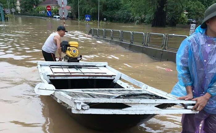 Video: Đường ngập sâu 1,5 mét, dân Quảng Ninh mang xuồng ra chạy