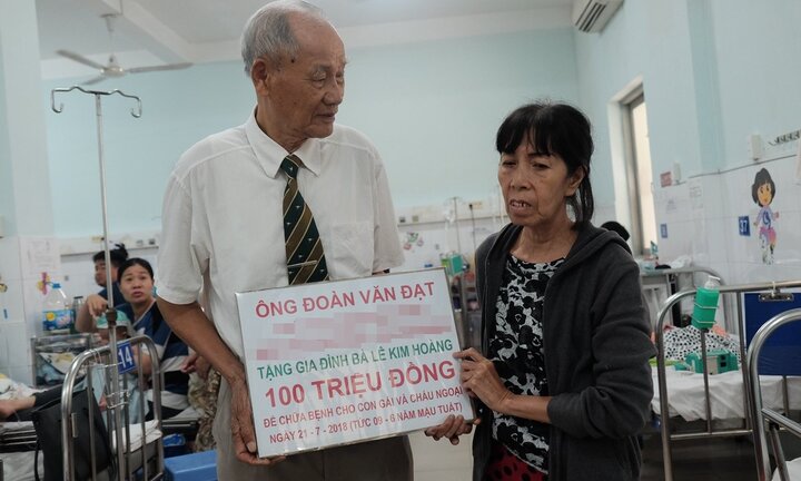 Cụ ông vượt hàng nghìn km vào TP.HCM trao 100 triệu đồng cho bé trai bị mẹ đâm thủng ruột