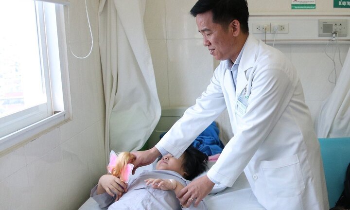 Phẫu thuật miễn phí, sửa khớp háng cho cô bé mồ côi bị bỏ rơi từ lúc 1 tháng tuổi