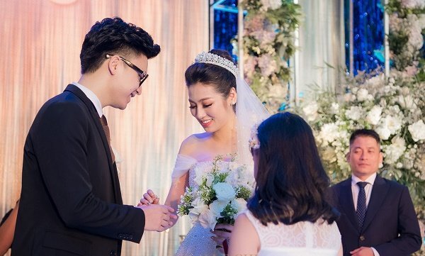 Loạt khoảnh khắc đẹp như mơ trong đám cưới Á hậu Tú Anh