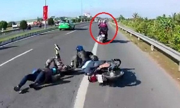 Clip: Cặp đôi đi SH vượt ẩu, đâm ngã cả gia đình rồi bỏ chạy gây phẫn nộ