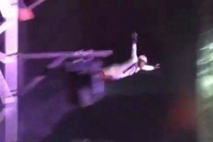 Video: Nghệ sỹ xiếc gặp nạn khi lấy thân mình làm 'đạn' trong màn bắn súng thần công