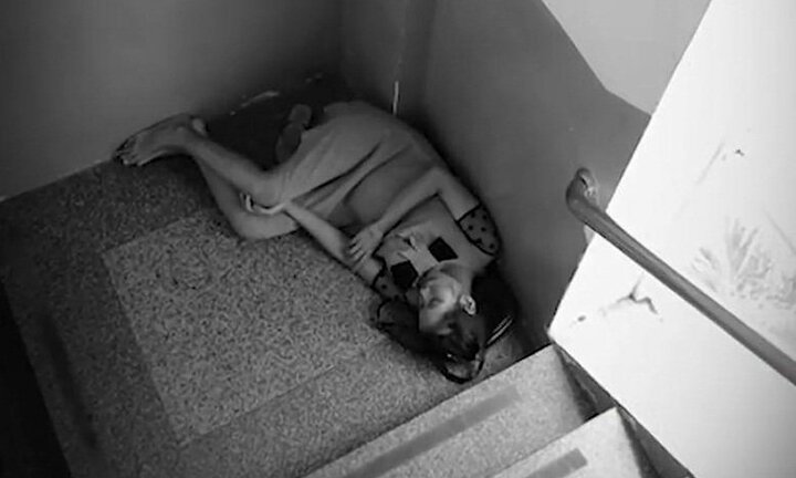 Ảnh mẹ bầu nằm ngủ co ro ở góc cầu thang bệnh viện khiến dân mạng xót xa