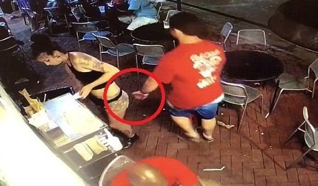 Clip: Sờ mông nữ phục vụ xinh đẹp, khách nam lĩnh cái kết nhục nhã