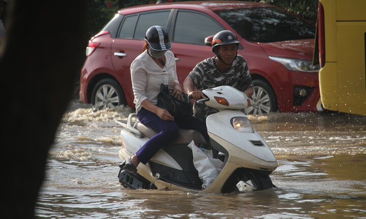 Video: Ô tô, xe máy thi 'bơi' trên đại lộ Thăng Long