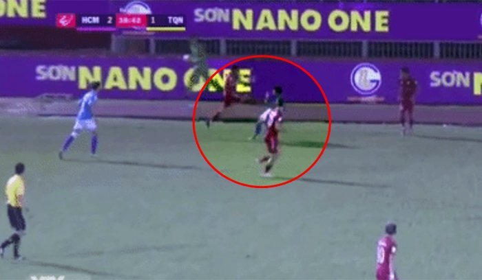 Video: Sầm Ngọc Đức tái hiện pha bỏ bóng đạp người ghê rợn của De Jong