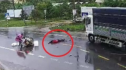 Clip: Xe máy phóng bạt mạng giữa trời mưa, tông xe tải ngược chiều ở Lâm Đồng