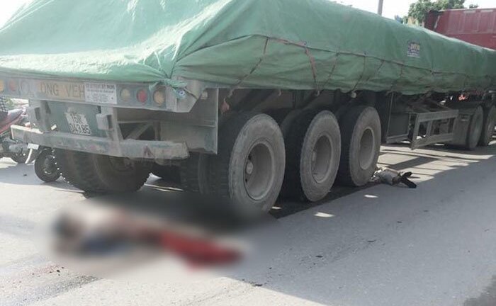 Sau va chạm, nam thanh niên chết thảm dưới bánh container
