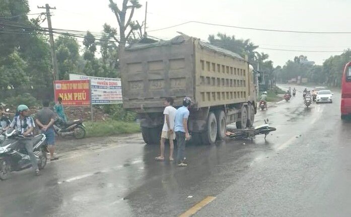 Va chạm với xe tải, một phụ nữ bị cuốn vào gầm xe chết thảm