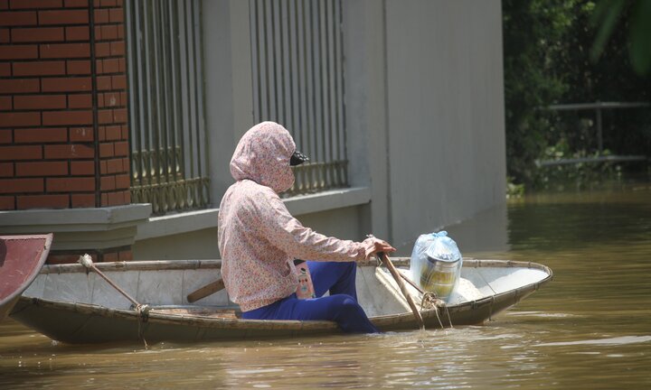 Video: Dân vùng rốn lũ tại Hà Nội ăn ở trên thuyền chờ nước rút