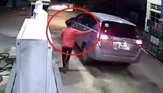 Clip: Tài xế ô tô quỵt tiền đổ xăng lúc 4h sáng ở Bình Dương