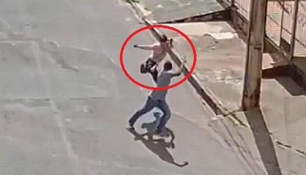 Clip: Cướp nhầm nữ cao thủ võ thuật, gã đàn ông hoảng hồn bỏ chạy