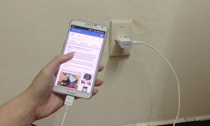 Mải chơi điện thoại đang sạc, bé trai bị giật cháy xém ngực