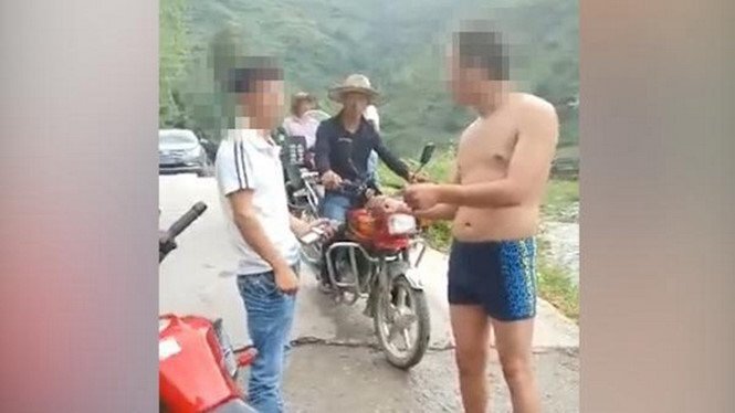 Nhân viên cảnh sát cởi trần, mặc quần bơi lao ra đường làm nhiệm vụ gây sốc