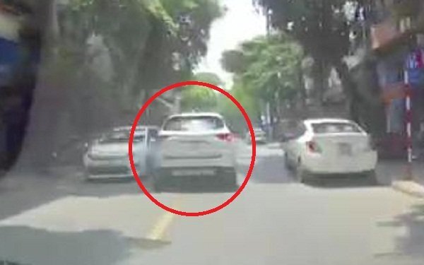 Clip: Tài xế Mazda CX-5 đánh võng trên phố như say rượu và cái kết như phim hành động