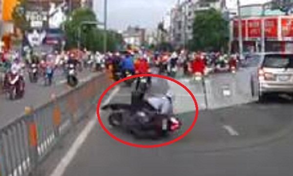 Clip: 'Ma men' đi xe máy, lăn đùng ngã ngửa trước đầu ô tô