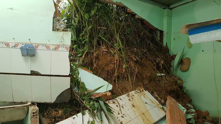 Sạt lở kinh hoàng ở Lâm Đồng, nhiều nhà dân sập đổ