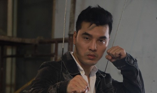 Bị chấn thương ở lưng, Ưng Hoàng Phúc vẫn bất chấp quay cảnh mạo hiểm