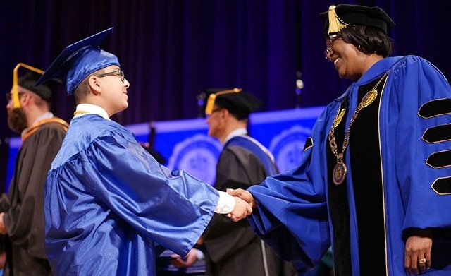 Thần đồng 9 tuổi tốt nghiệp trung học, 11 tuổi tốt nghiệp đại học