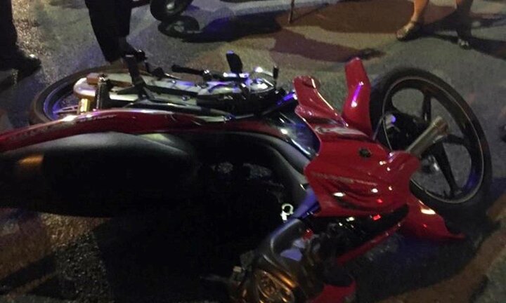 Cô gái tông ngã nhóm cướp sau khi bị giật túi xách