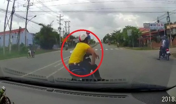 Clip: Thanh niên đi Exciter đánh võng, dừng đột ngột trêu ngươi tài xế ô tô