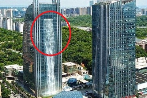 Kinh ngạc thác nước bao phủ tòa nhà chọc trời ở Trung Quốc