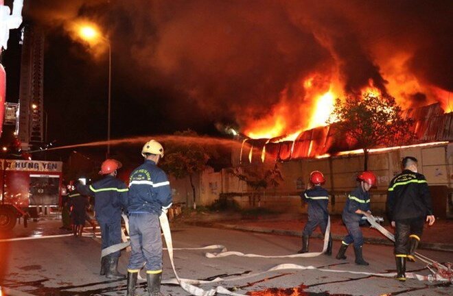 Sau 2 tiếng, đám cháy chợ Gạo Hưng Yên vẫn chưa được dập tắt