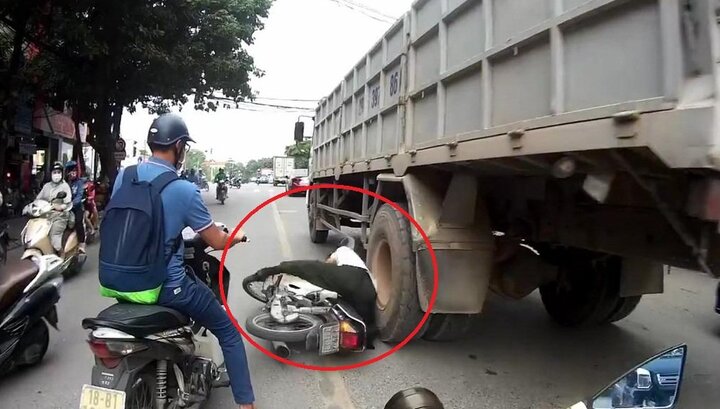 Clip: Cố vượt xe tải, người đàn ông đi xe Dream suýt bị nghiền nát