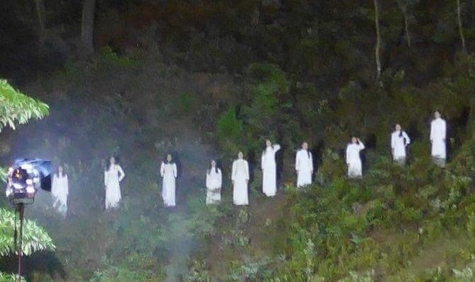 Hà Tĩnh nói gì về 10 cô gái mặc áo dài trắng gây tranh cãi?