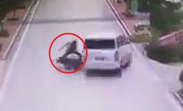 Clip: Người đi xe máy diễn kịch ăn vạ thô thiển khiến người xem 'cạn lời'