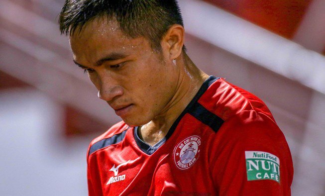 Đá bóng như côn đồ, Sầm Ngọc Đức bị treo giò xuyên 2 mùa giải