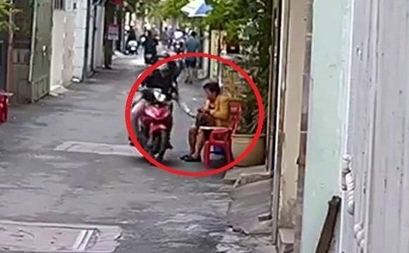 Clip: Ngồi đếm tiền trước cửa nhà, bị cướp giật phăng túi xách