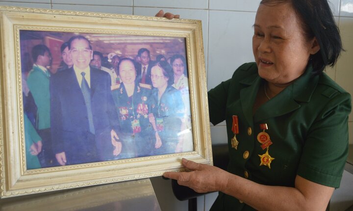 Chuyện nữ anh hùng lấy thân mình chặn đứng 22 xe tăng cứu 8 chiến sĩ ẩn nấp trong bụi mía