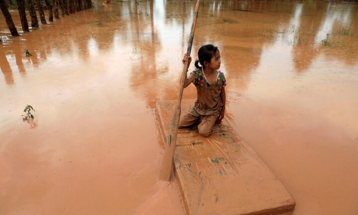 Thắt lòng cảnh người dân Lào trở về những ngôi làng tan hoang sau khi lũ rút
