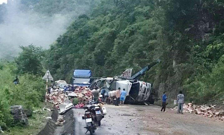 Đâm thẳng vào vách núi ở Hoà Bình, tài xế xe tải nguy kịch