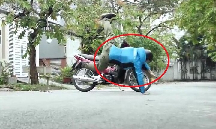 Mục sở thị áo túi khí bảo vệ người đi xe máy, giá 2 triệu đồng