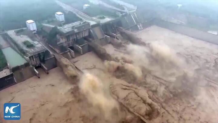 Clip: Rợn tóc gáy xem đập thủy điện Trung Quốc xả lũ