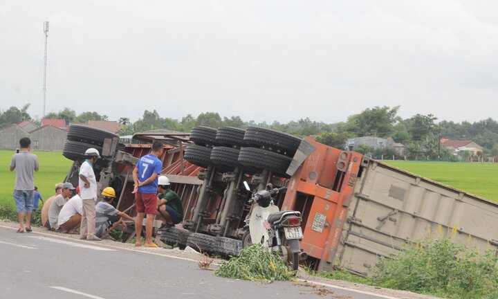 Tông sập 2 mốc lộ giới và húc xe tải, container 'phơi bụng' dưới ruộng