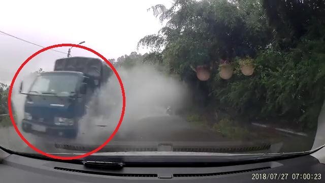 Clip: Xe tải đi kiểu vô văn hóa, hắt nước té tát vào người đi đường