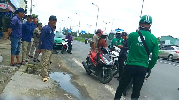 Xe ôm công nghệ không được rước khách gần bến xe, công an phường nói 'đây là thỏa thuận'