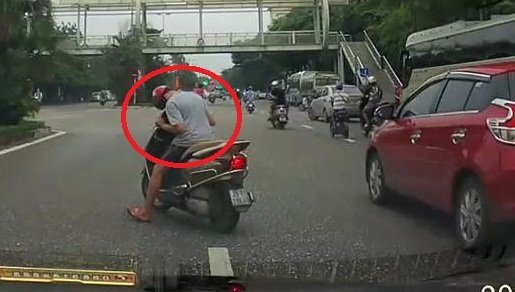 Bi hài clip người đàn ông ngủ gục trên xe máy giữa phố Hà Nội