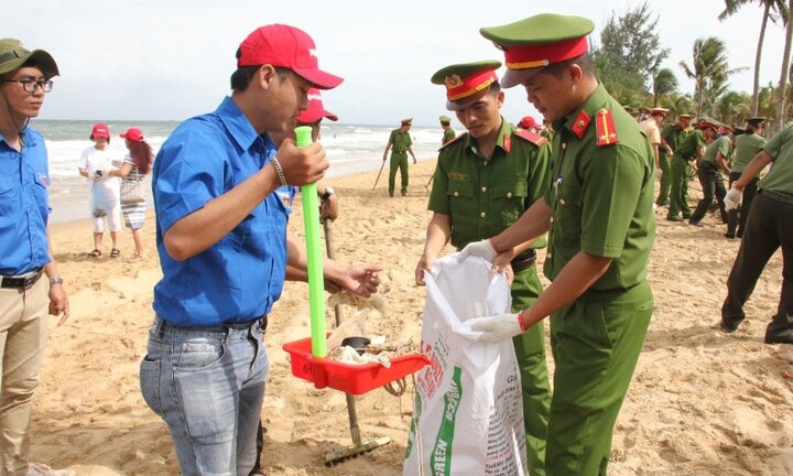 Chiến sỹ công an, bộ đội hưởng ứng lễ ra quân 'Hãy làm sạch biển'