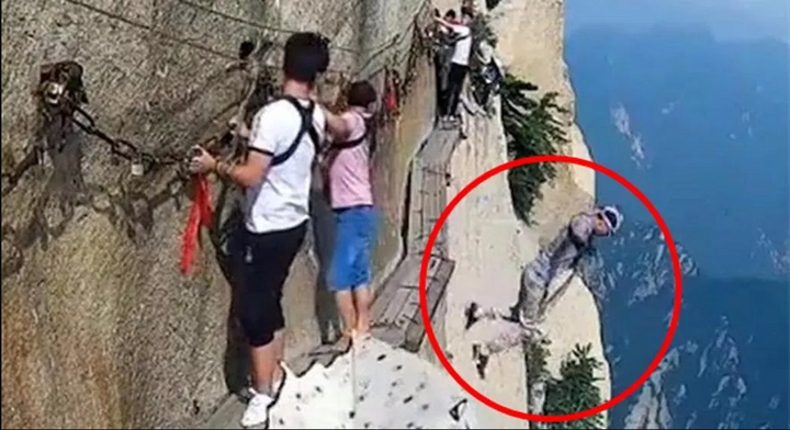 Clip: Du khách buông mình nhảy xuống vực trên con đường chết chóc nhất hành tinh