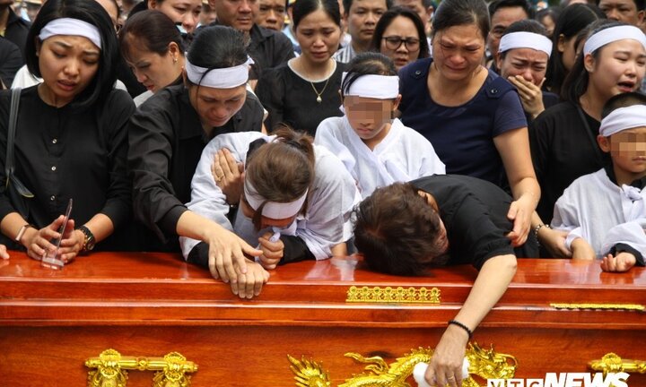 Tiễn đưa phi công máy bay Su-22 về quê nhà: 'Cho mẹ ôm con trai lần cuối'