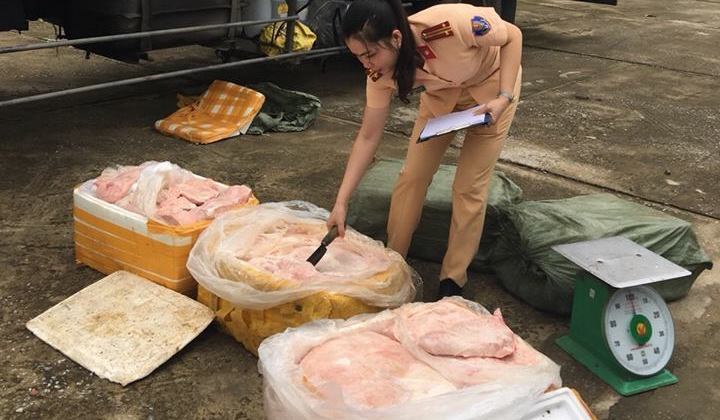 Rùng mình 2,5 tấn thịt lợn thối chuẩn bị lên bàn ăn