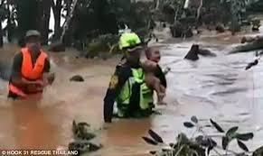 Video: Khoảnh khắc người hùng giải cứu đội bóng Thái Lan cứu sống bé trai Lào khỏi vùng rốn lũ