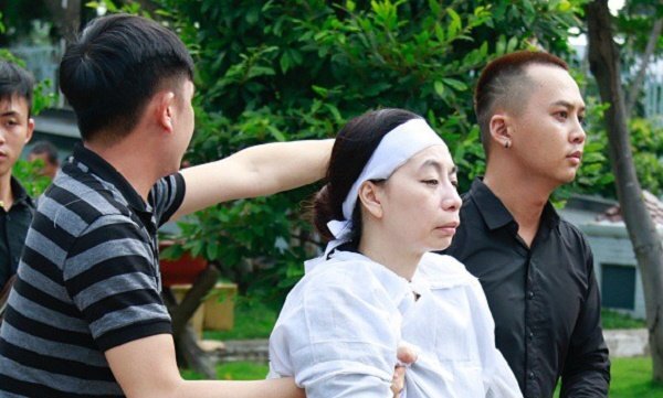 Bước đi run rẩy với gương mặt thất thần, người thân phải dìu vợ nghệ sĩ Thanh Hoàng