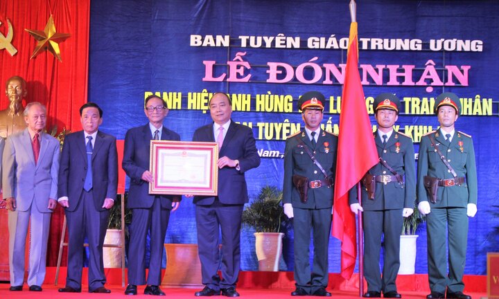 Ban Tuyên huấn Khu ủy khu V đón nhận danh hiệu Anh hùng Lực lượng vũ trang nhân dân