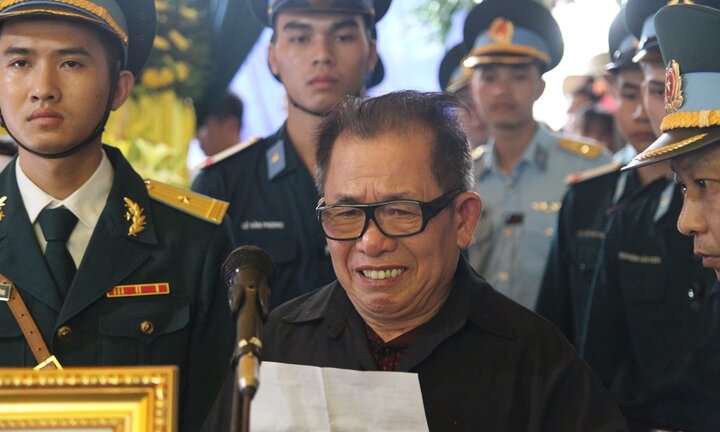 Video: Bố liệt sĩ Phạm Giang Nam như muốn ngã quỵ khi nói về con trai